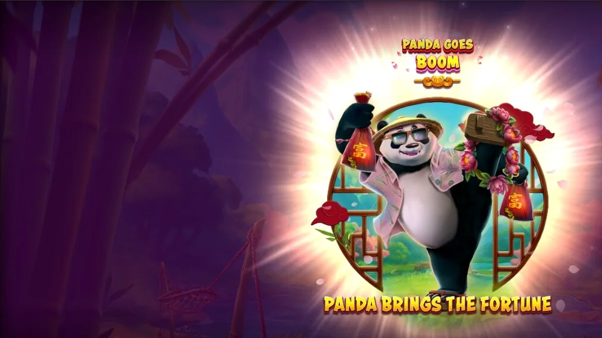 Panda santai di slot Panda Goes Boom dengan latar belakang taman bambu yang indah
